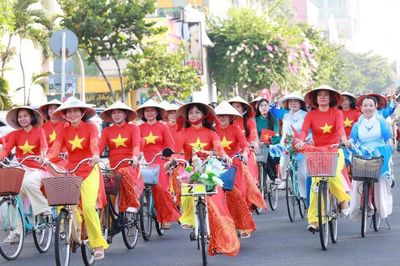 Rực rỡ sắc màu Carnival đường phố Festival Biển Khánh Hòa 2026