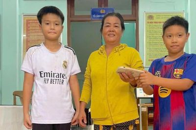Hành động đẹp của 2 học sinh