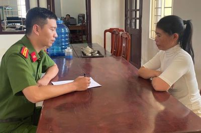 'Nữ quái' trốn nã ra đầu thú