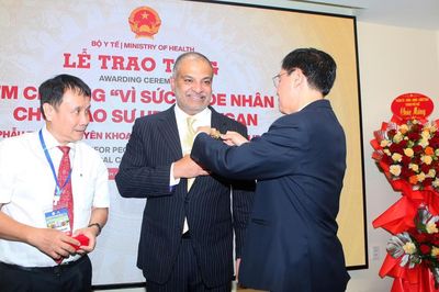 Huế kết nối chuyên gia nhãn khoa hàng đầu thế giới