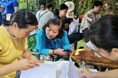 Công sở mở cửa theo nhu cầu người dân