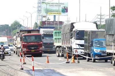 Liên tục ùn tắc trên quốc lộ 51 do tiến độ sửa chữa ì ạch