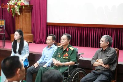 Chiếu phim tài liệu 'Trên chiếc xe lăn': Không gian tri ân giữa hai thế hệ