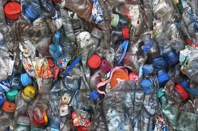 Tái chế nhựa thành các axit hữu cơ giá trị chỉ với nước và oxy