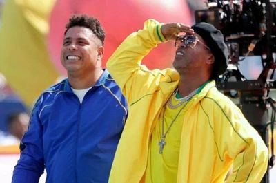 Ronaldo và Ronaldinho xuất hiện gây ngỡ ngàng ở trận chung kết
