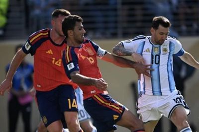 Chuyên gia Việt: Khó có thể trách Messi, Tây Ban Nha quá mạnh
