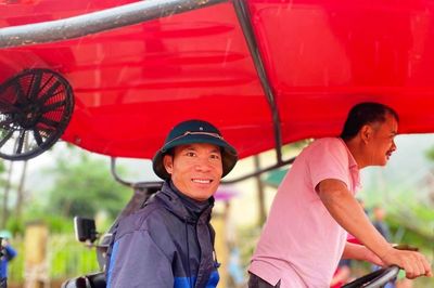 Hành động nghĩa hiệp của người lái máy cày giữa hiện trường lũ quét ngổn ngang