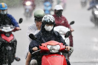 Dự báo thời tiết 20/7/2026: Miền Bắc vẫn mưa giông, Hà Nội giảm còn 33 độ