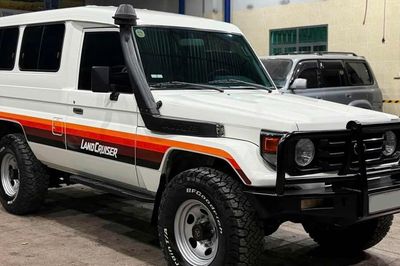 9x tay ngang chi 200 triệu ' dọn zin' xế cổ Toyota Land Cruiser huyền thoại