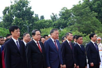 Đoàn đại biểu Ban chấp hành Trung ương Đảng vào Lăng viếng Chủ tịch Hồ Chí Minh