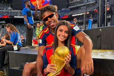 Bạn gái người mẫu gây bão khi đăng ảnh chụp với Yamal và cúp vô địch World Cup