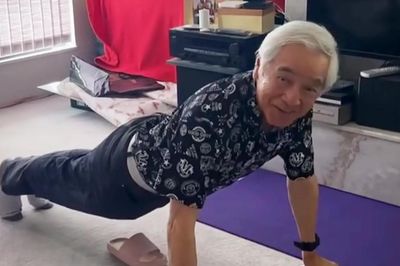 Nam diễn viên gây chú ý khi tuổi 81 vẫn chống đẩy, khiêu vũ