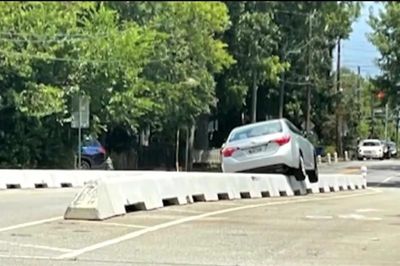 Liên tiếp ô tô 'trèo' lên dải phân cách bằng bê tông một cách khó hiểu