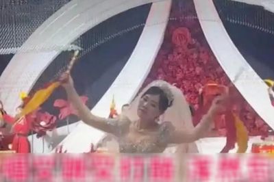 Đang tổ chức đám cưới, cô dâu có hành động khiến quan khách 'đỏ mặt'