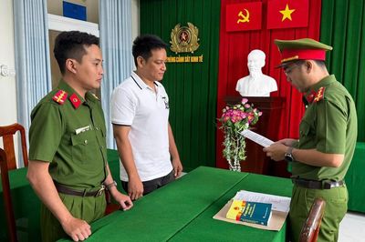 Khởi tố người đàn ông bán giày dép giả nhãn hiệu nổi tiếng