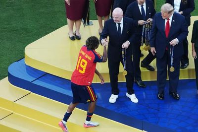 Ông Trump không rời sân khấu lúc Tây Ban Nha nâng cúp World Cup, Chủ tịch FIFA lúng túng ra hiệu