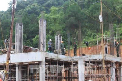 Không để mưa lũ làm chậm tiến độ xây dựng trường nội trú biên giới