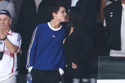 Người mẫu Kylie Jenner và Timotheé Chalamet công khai tình tứ trên khán đài trận chung kết World Cup