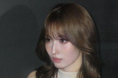 Momo (TWICE) khoe nhan sắc quyến rũ