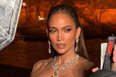 Jennifer Lopez gây chú ý với khoảnh khắc trước thềm sinh nhật tuổi 57
