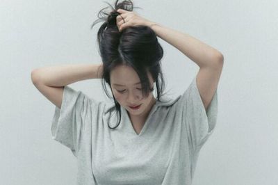 Song Ji Hyo gây sốt với bộ ảnh mới, U50 vẫn trẻ trung nhờ phong cách táo bạo