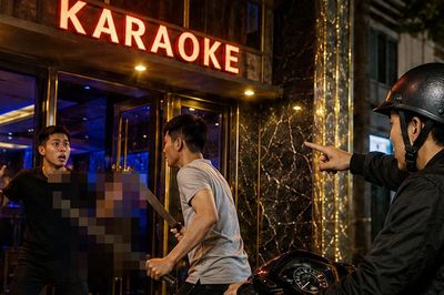 Phạm tội cướp tài sản vì chở bạn đi dọa quán karaoke để quỵt nợ