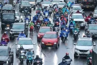 Mưa dông bao trùm Bắc Bộ, Trung Bộ tiếp tục nắng nóng