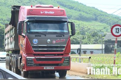 Cầu 13 tấn oằn mình 'gánh' xe tải trọng lớn