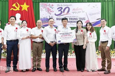 Cựu học sinh Trường THPT Nguyễn Trung Trực đóng góp 82 triệu đồng cho Quỹ khuyến học