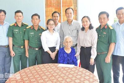 Ban Chỉ huy Phòng thủ khu vực 5 - An Biên thăm Mẹ Việt Nam Anh hùng