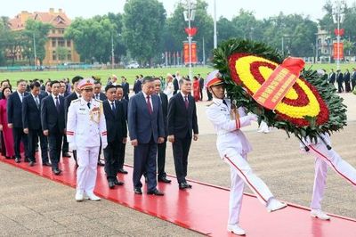 Ban Chấp hành Trung ương Đảng vào Lăng viếng Chủ tịch Hồ Chí Minh