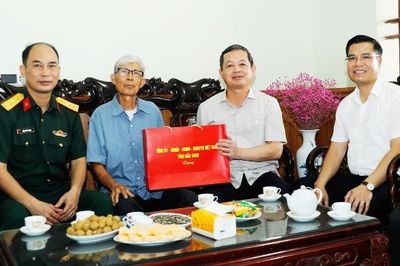 Chủ tịch UBND tỉnh Bắc Ninh Phạm Hoàng Sơn thăm, tặng quà người có công tại phường Tân An