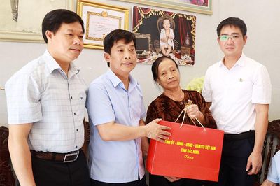 Bắc Ninh: Phó Chủ tịch HĐND tỉnh Nguyễn Anh Tuấn thăm, tặng quà người có công phường Tiền Phong