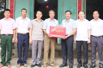 Bắc Ninh: Chủ tịch HĐND tỉnh Nguyễn Việt Oanh thăm, tặng quà người có công xã Hoàng Vân