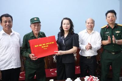 Bắc Ninh: Phó Bí thư Thường trực Tỉnh ủy Nguyễn Thị Hương thăm, tặng quà người có công phường Đồng Nguyên