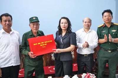 Bắc Ninh: Phó Bí thư Thường trực Tỉnh ủy Nguyễn Thị Hương thăm, tặng quà người có công phường Đồng Nguyên
