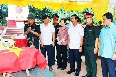 Phó Chủ tịch UBND tỉnh Lê Xuân Lợi kiểm tra công tác lấy mẫu, xác định danh tính hài cốt liệt sĩ tại xã Tân Chi và Đại Đồng