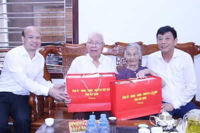 Bắc Ninh: Phó Chủ tịch UBND tỉnh Ngô Tân Phượng thăm, tặng quà người có công tại phường Phù Khê