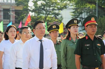 Chủ tịch Ủy ban MTTQ Việt Nam thành phố Lê Trí Thanh dâng hương tại Nghĩa trang liệt sĩ Tam Kỳ