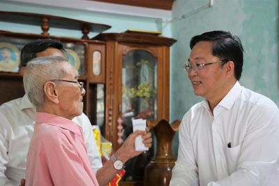 Chủ tịch Ủy ban MTTQ Việt Nam thành phố Lê Trí Thanh thăm, tặng quà gia đình có công tại phường Bàn Thạch