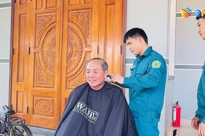Chi đoàn dân quân xã Tam Anh tổ chức mô hình 'Mái tóc nghĩa tình' tri ân người có công