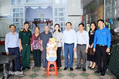 Phường Bình Phước thăm hỏi, tặng quà gia đình chính sách, người có công tiêu biểu