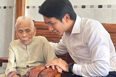 Phó Bí thư Tỉnh ủy Nguyễn Ngọc Lương thăm, tặng quà gia đình chính sách tại phường An Khê và An Bình