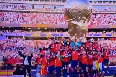 Tây Ban Nha lên đỉnh thế giới, Messi khép lại hành trình huyền thoại