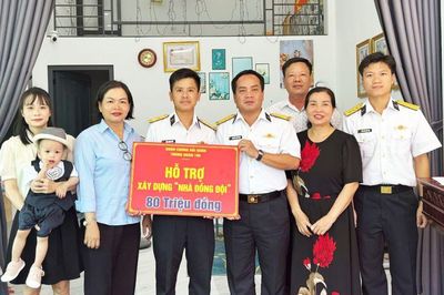 Trung đoàn 196 Hải quân bàn giao kinh phí hỗ trợ xây dựng Nhà đồng đội