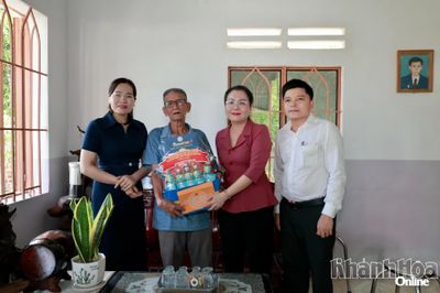 Phó Chủ tịch HĐND tỉnh Phạm Thị Xuân Trang thăm, tặng quà các gia đình có công với cách mạng tại xã Cam Lâm