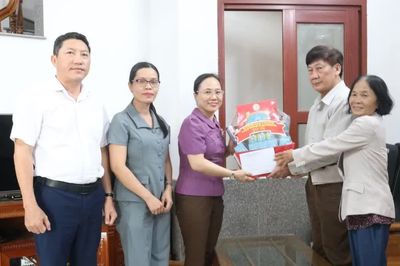 Đảng ủy phường Phan Rang thăm, tặng quà người có công với cách mạng