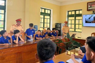 Phòng Cảnh sát giao thông Công an tỉnh tuyên truyền pháp luật về trật tự, an toàn giao thông cho thanh thiếu niên