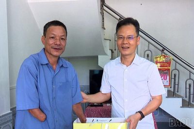 Phó Chủ tịch UBND tỉnh Nguyễn Thành Sinh thăm, tặng quà các gia đình chính sách tại xã Cảm Nhân