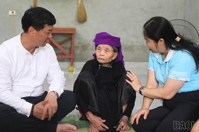 Đồng chí Nguyễn Minh Toàn - Chủ nhiệm Ủy ban Kiểm tra Tỉnh ủy thăm, tặng quà tại xã Khánh Yên